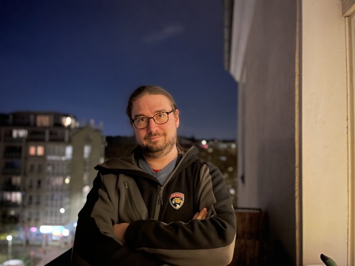 Auch mit dem iPhone 12 Pro Max lassen sich auch bei sehr schlechter Beleuchtung gute Porträtaufnahmen anfertigen. (Bild: Tobias Költzsch/Golem.de)